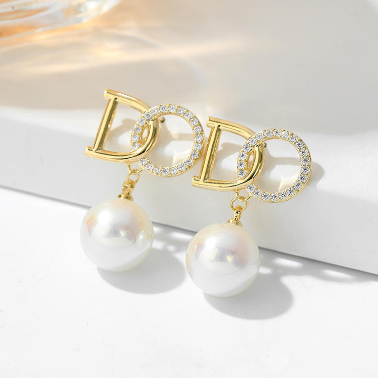 Party wear luxury ear studsMaterial:- Zircon, pearl and AlloyColour:- Gold