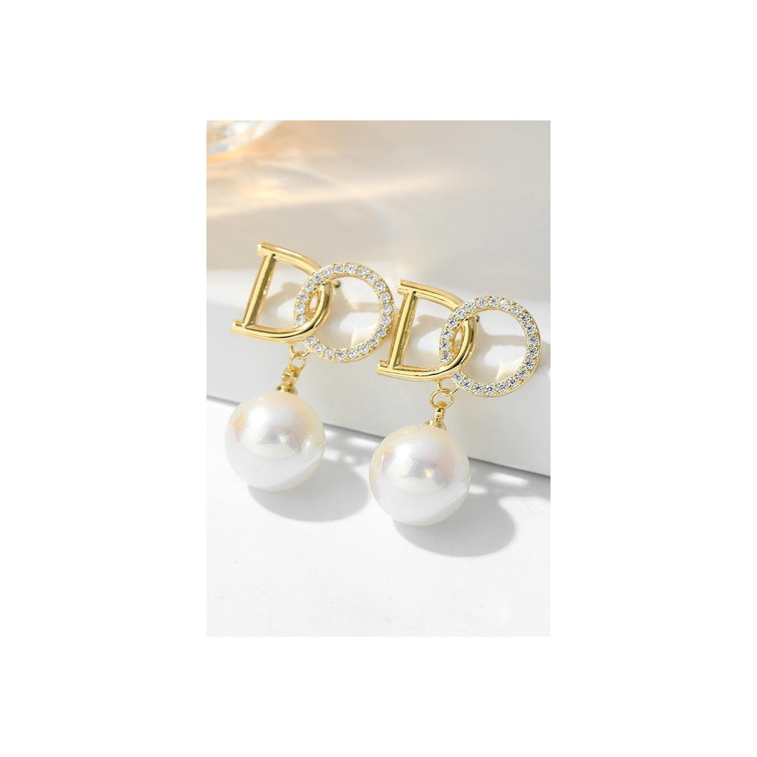 Party wear luxury ear studsMaterial:- Zircon, pearl and AlloyColour:- Gold