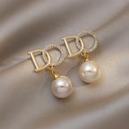 Party wear luxury ear studsMaterial:- Zircon, pearl and AlloyColour:- Gold