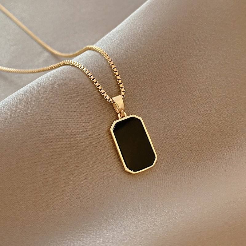 Elegant geometric shape black neck pendent