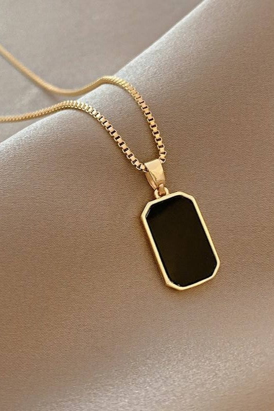 Elegant geometric shape black neck pendent