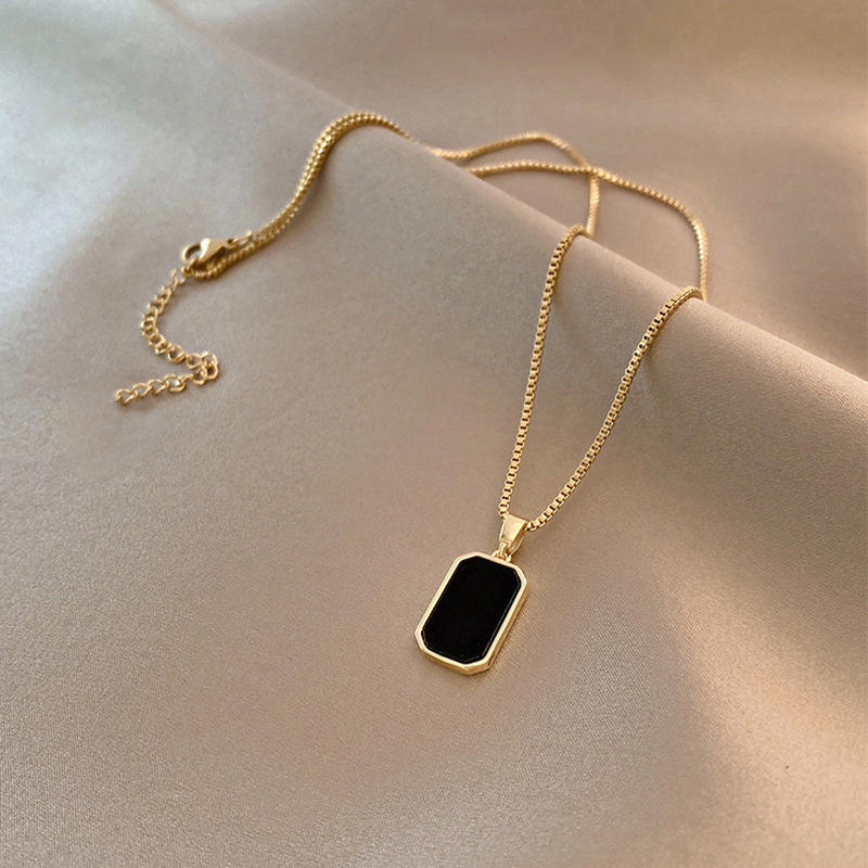Elegant geometric shape black neck pendent