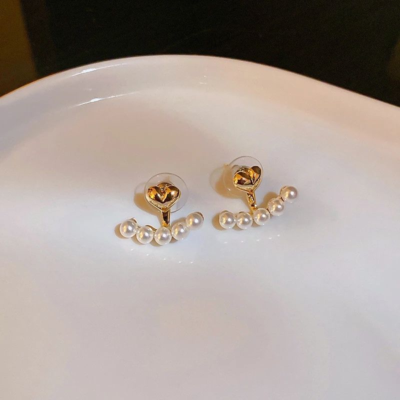 Pearl ear studs