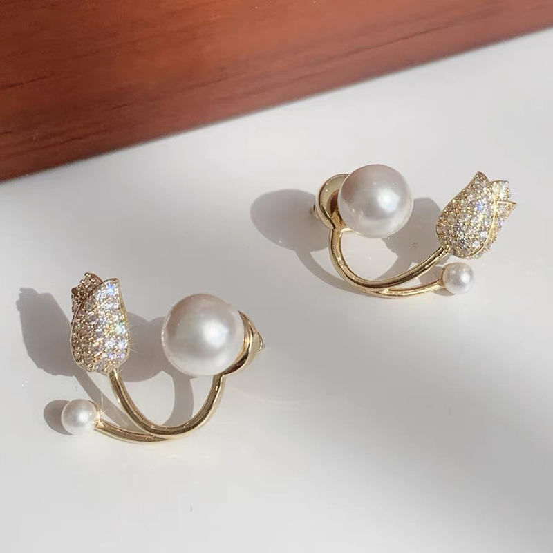Luxury flower ear studsColor specifications :- GoldenReady stock available