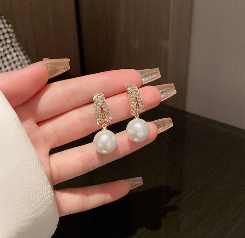 Pearl earrings for women Color :- Same as photo Material:- Alloy copper