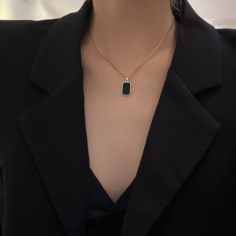 Elegant geometric shape black neck pendent
