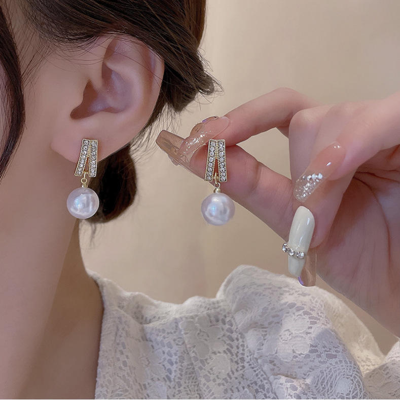 Pearl earrings for women Color :- Same as photo Material:- Alloy copper