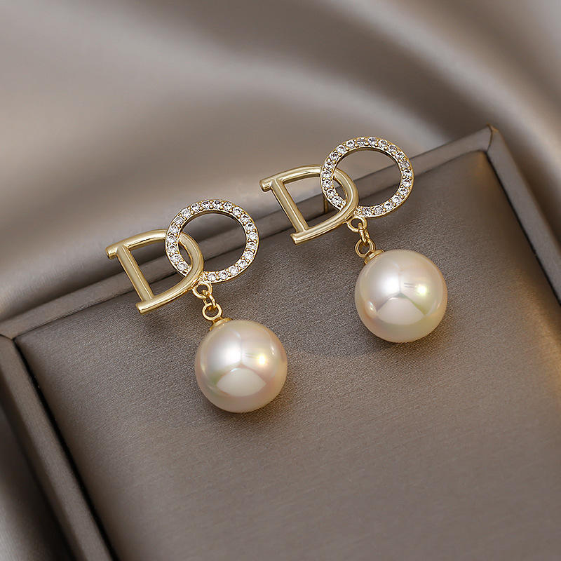 Party wear luxury ear studsMaterial:- Zircon, pearl and AlloyColour:- Gold