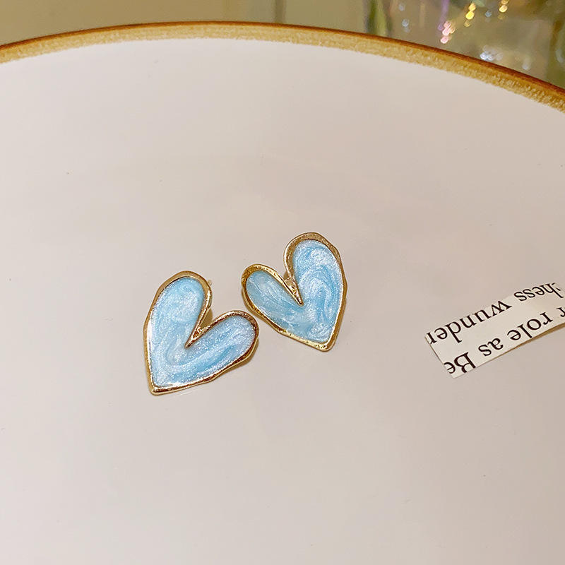 Heart shape Studs for womenAnti tarnish materialColour:- Blue and purpleMaterial:- Alloy Zinc