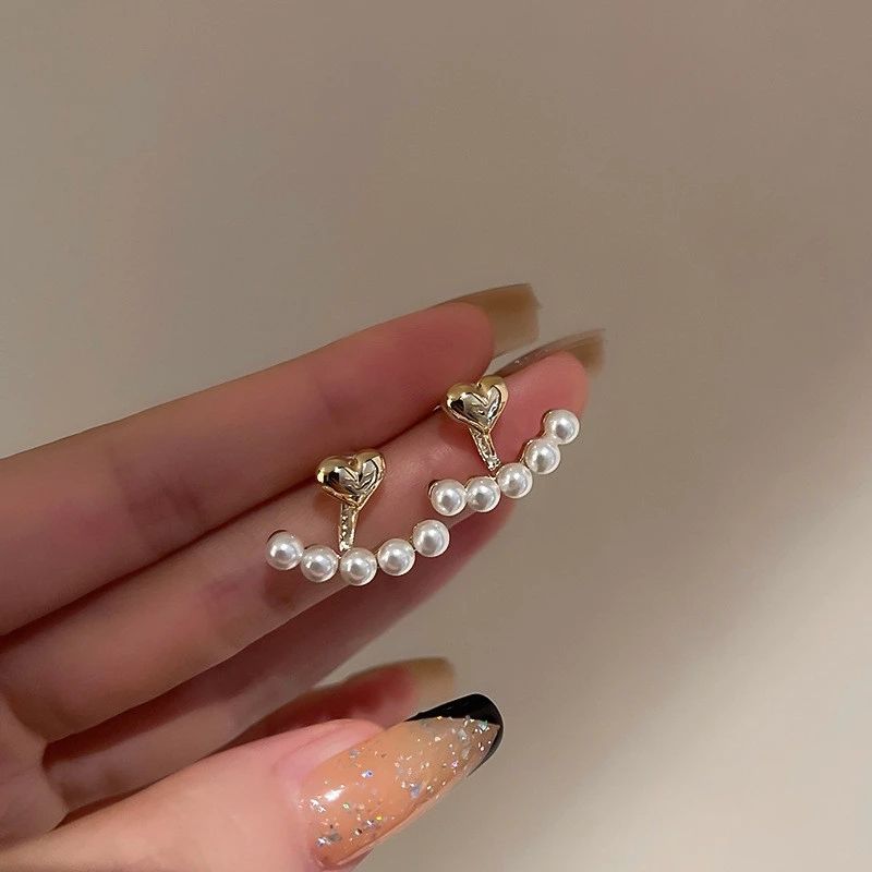 Pearl ear studs