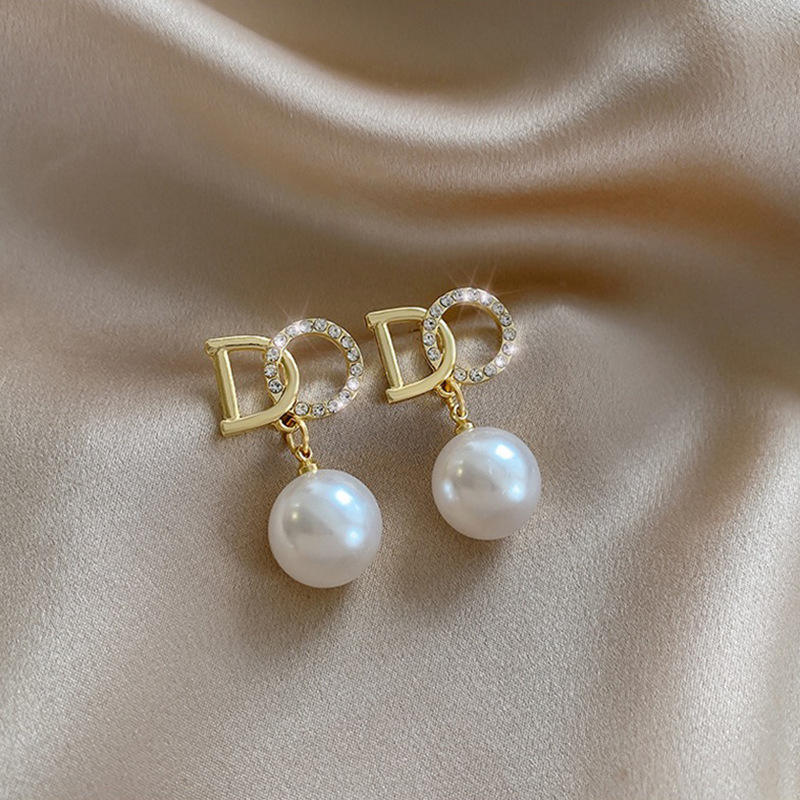 Party wear luxury ear studsMaterial:- Zircon, pearl and AlloyColour:- Gold