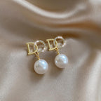 Party wear luxury ear studsMaterial:- Zircon, pearl and AlloyColour:- Gold