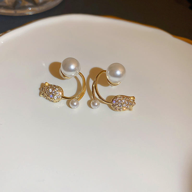 Luxury flower ear studsColor specifications :- GoldenReady stock available