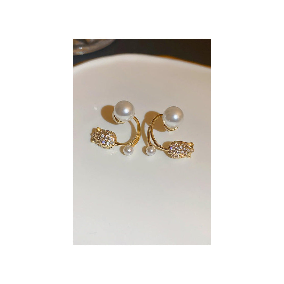 Luxury flower ear studsColor specifications :- GoldenReady stock available