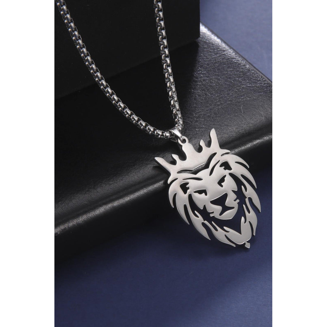 Lion pendant necklace unisex style