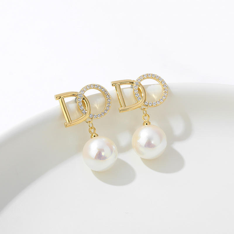 Party wear luxury ear studsMaterial:- Zircon, pearl and AlloyColour:- Gold