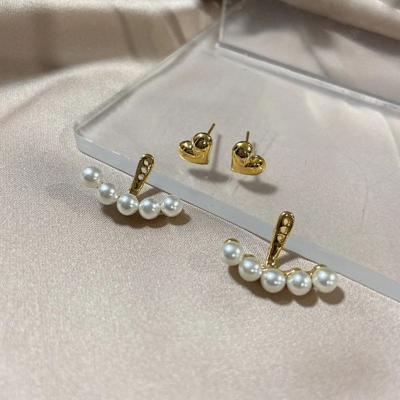 Pearl ear studs