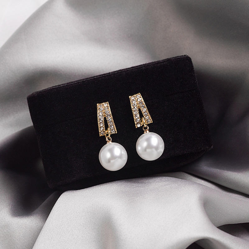Pearl earrings for women Color :- Same as photo Material:- Alloy copper