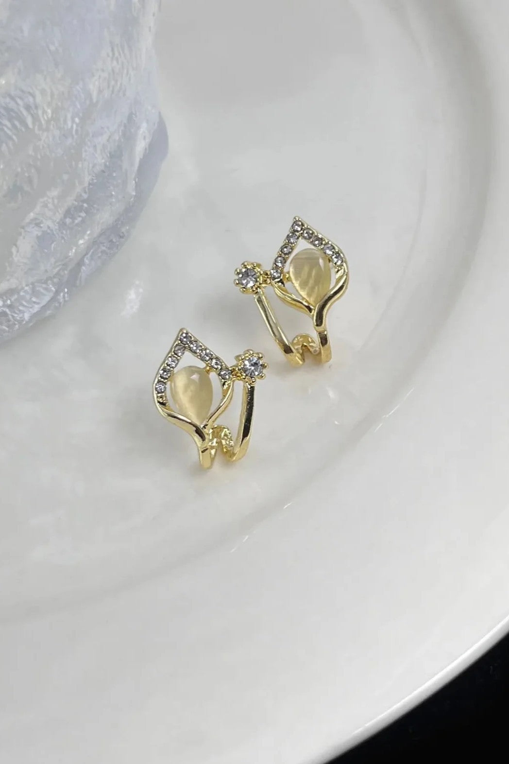 Water drop Ear Studs for WomenMaterial:- Alloy zinc + StonesColour:- Gold