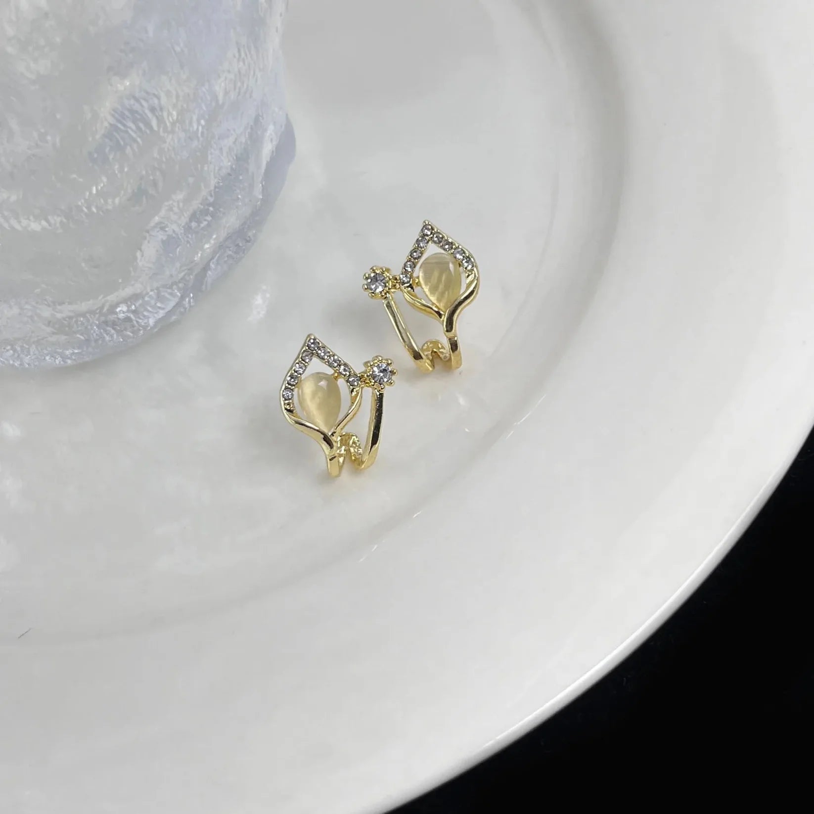 Water drop Ear Studs for WomenMaterial:- Alloy zinc + StonesColour:- Gold
