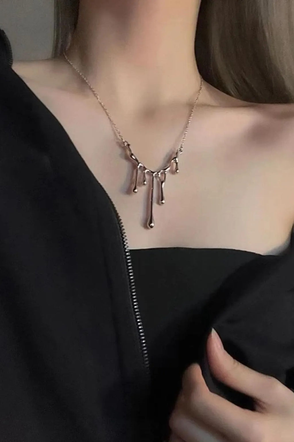 Women Antique necklace Color:- Silver Material :- Alloy zinc