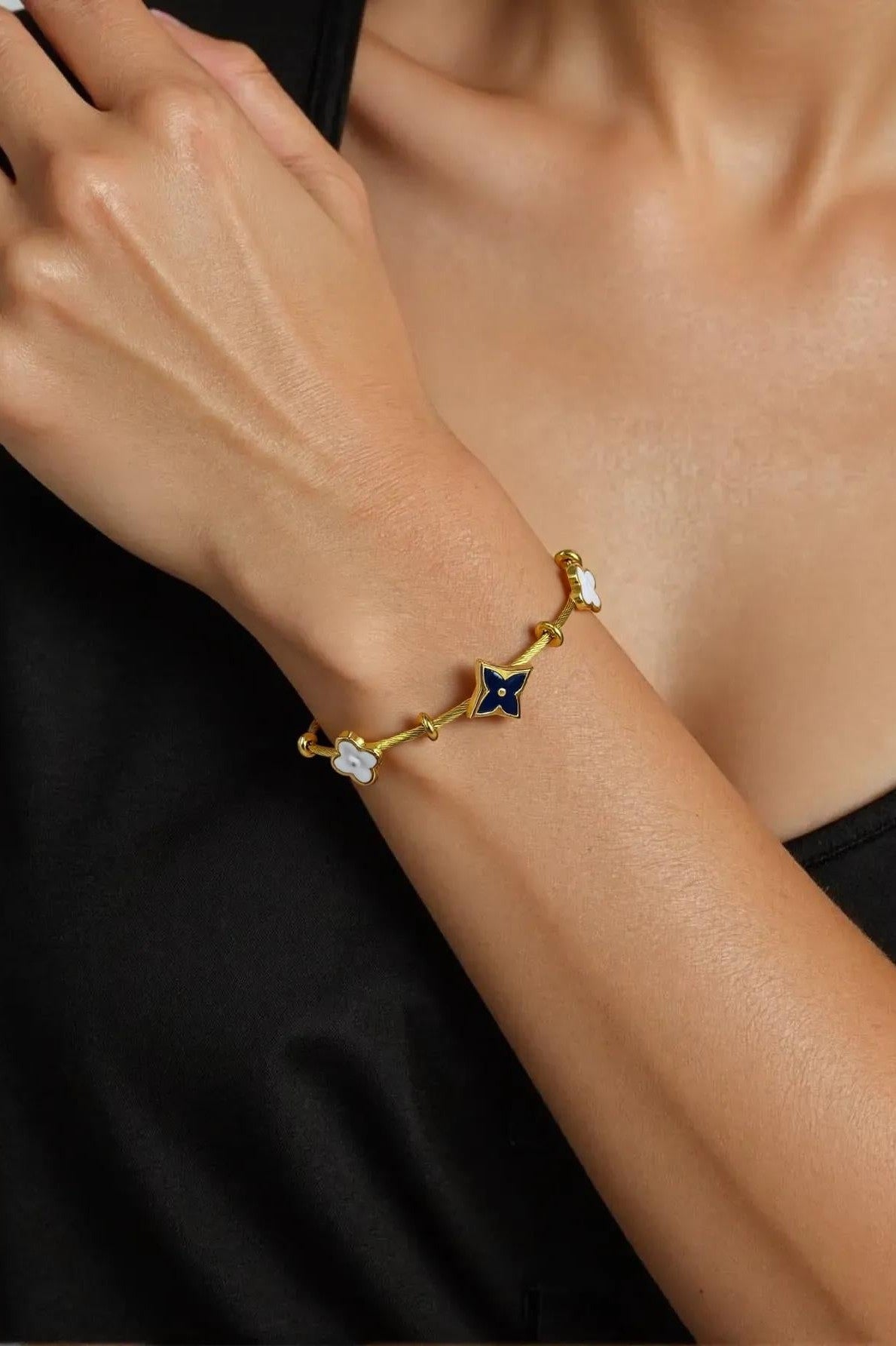 Elegant Black Clover Charm Gold Bracelet