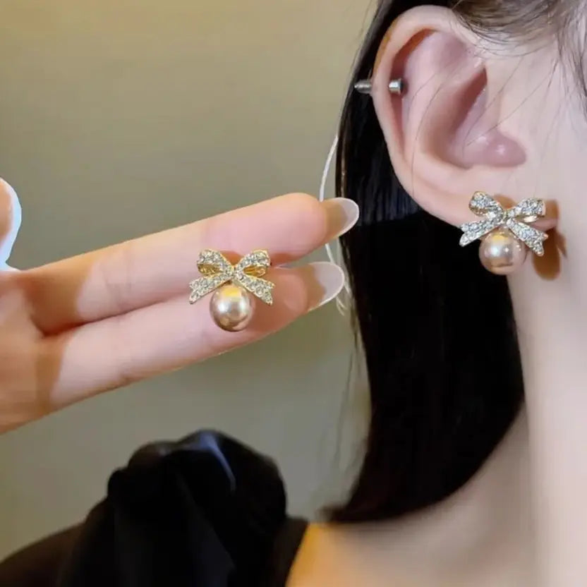 Women's Bow and Pearl Combination Ear studsMaterial:- Pearl + AlloyColor:- Gold