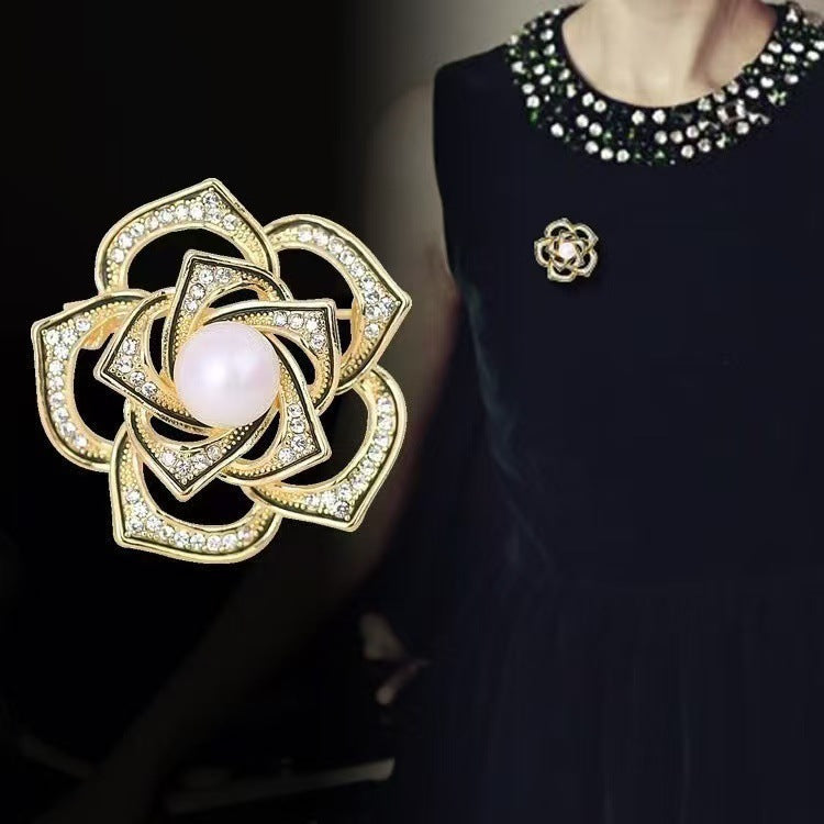 Elegant Floral Pearl Brooch ��� Timeless Luxury Stateme