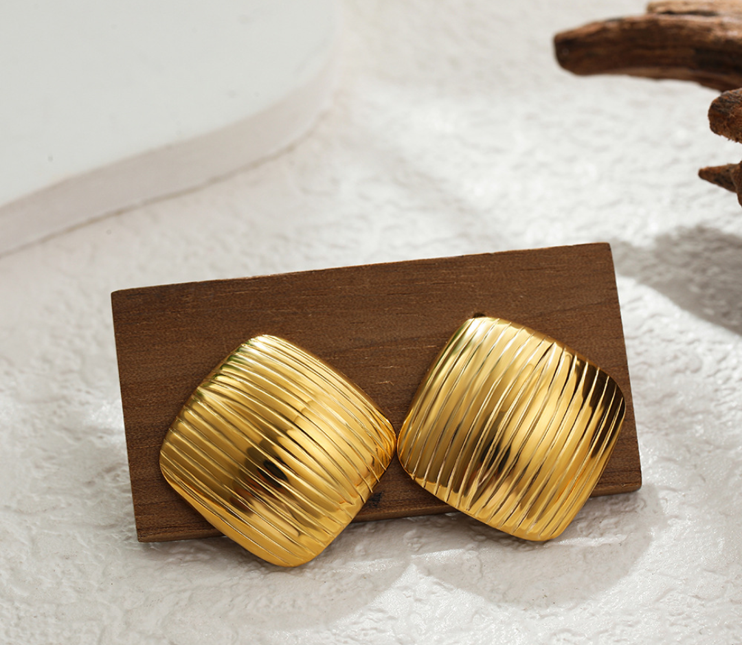 Ribbed Gold Square Stud Earrings ��� Classic Bold El