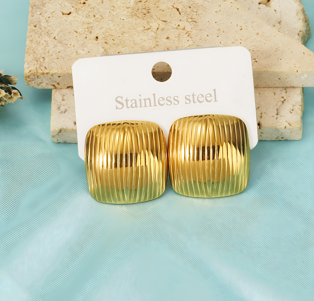 Ribbed Gold Square Stud Earrings ��� Classic Bold El