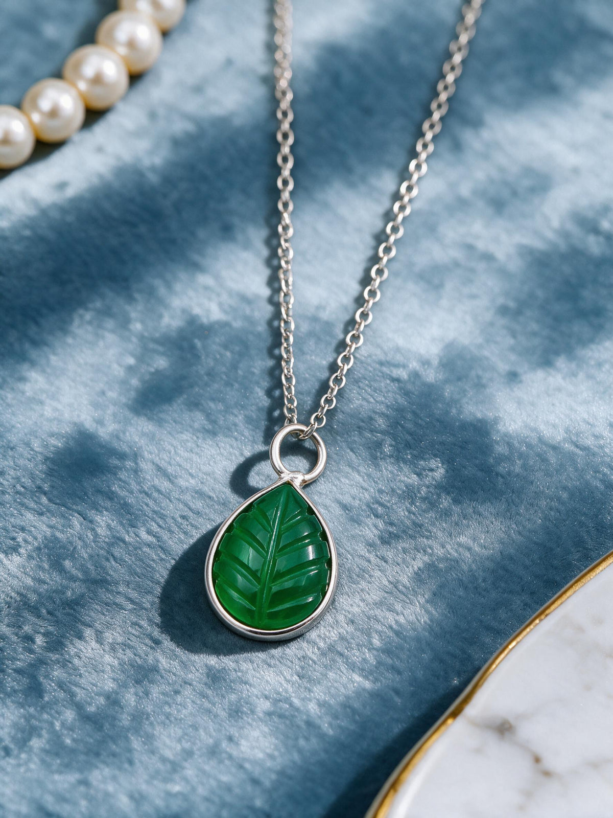 GEMSTONE LEAF SHAPE CARVING BEZEL PENDANT